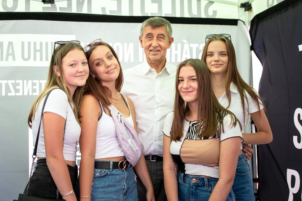 Babiš objíždí Ústecko a schází se s fanoušky, podepisuje knihy a fotí se