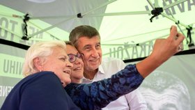 Babiš objíždí Ústecko a schází se s fanoušky, podepisuje knihy a fotí se