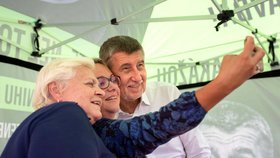 Babiš objíždí Ústecko a schází se s fanoušky, podepisuje knihy a fotí se