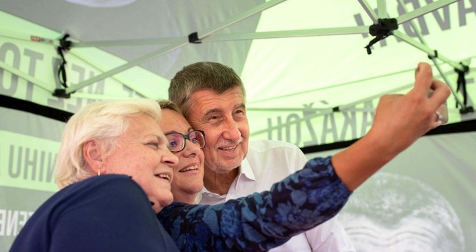 Babiš objíždí Ústecko a schází se s fanoušky, podepisuje knihy a fotí se