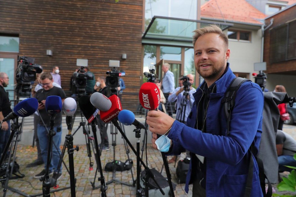 Novináři čekají v Průhonicích na vyjádření premiéra a šéfa hnutí ANO Andreje Babiše. NA místě je i reportér Blesk Zpráv Jakub Veinlich (3. 10. 2020).