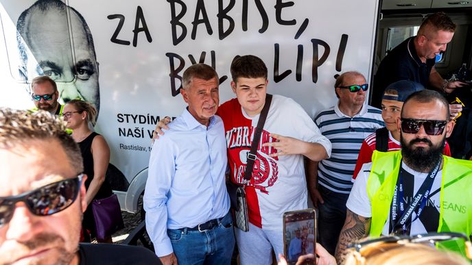 Poslanec a předseda hnutí ANO Andrej Babiš (vlevo) se fotografuje s účastníkem mítinku, 11. srpna 2022 v Ústí nad Labem.