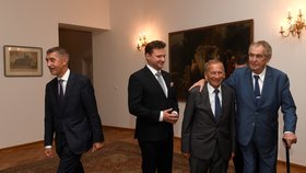 Zleva premiér Andrej Babiš (ANO), předseda Poslanecké sněmovny Radek Vondráček (ANO), předseda Senátu ČR Jaroslav Kubera (ODS) a prezident Miloš Zeman