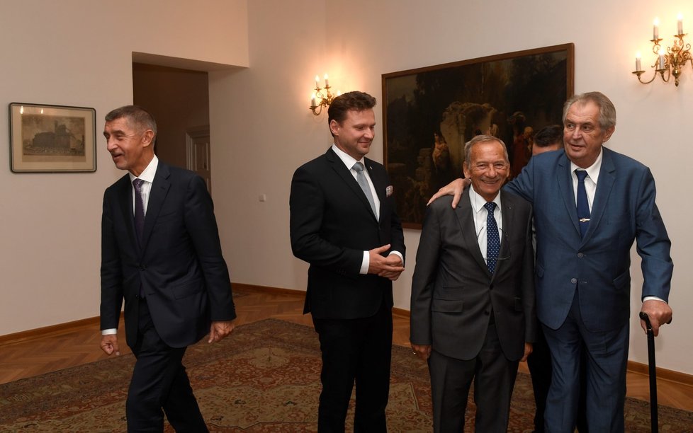 Zleva premiér Andrej Babiš (ANO), předseda Poslanecké sněmovny Radek Vondráček (ANO), předseda Senátu ČR Jaroslav Kubera (ODS) a prezident Miloš Zeman