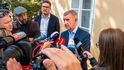 Andrej Babiš při hovoru s novináři. Vzadu přihlíží jeho mluvčí Vladimír Vořechovský.