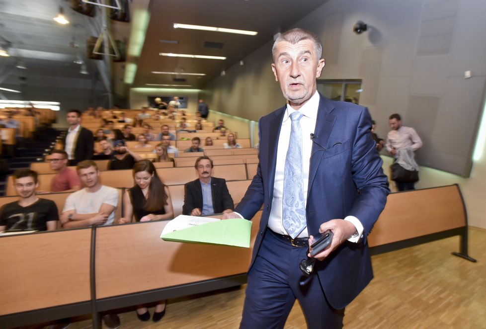 Premiér v demisi Andrej Babiš (ANO) přednášel studentům na VŠE, nabídl koblihy a rozesmál knihou i bojem proti korupci