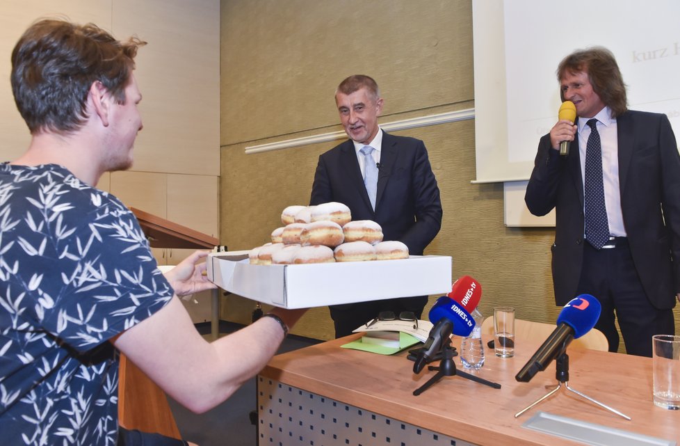Premiér v demisi Andrej Babiš (ANO) přednášel studentům na VŠE, nabídl koblihy a rozesmál knihou i bojem proti korupci