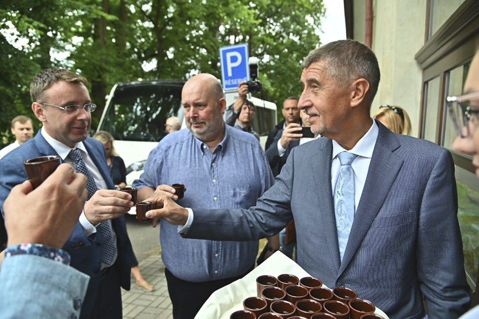 Babiš s ministry Tomanem (ČSSD) a Kremlíkem (za ANO) při návštěvě Středočeského kraje.