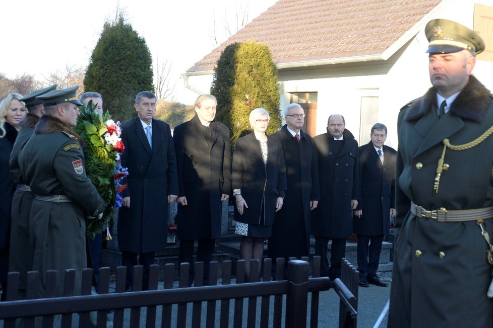 Andrej Babiš a navržení ministři vlády odjeli do Lán k hrobu prezidenta T. G. Masaryka.