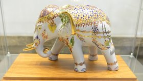 Porcelánový slon jako blahopřejný motiv štěstí ozdobený emailovými barvami. Dar od letecké společnosti Thai Air Asia. (8. 5. 2019)