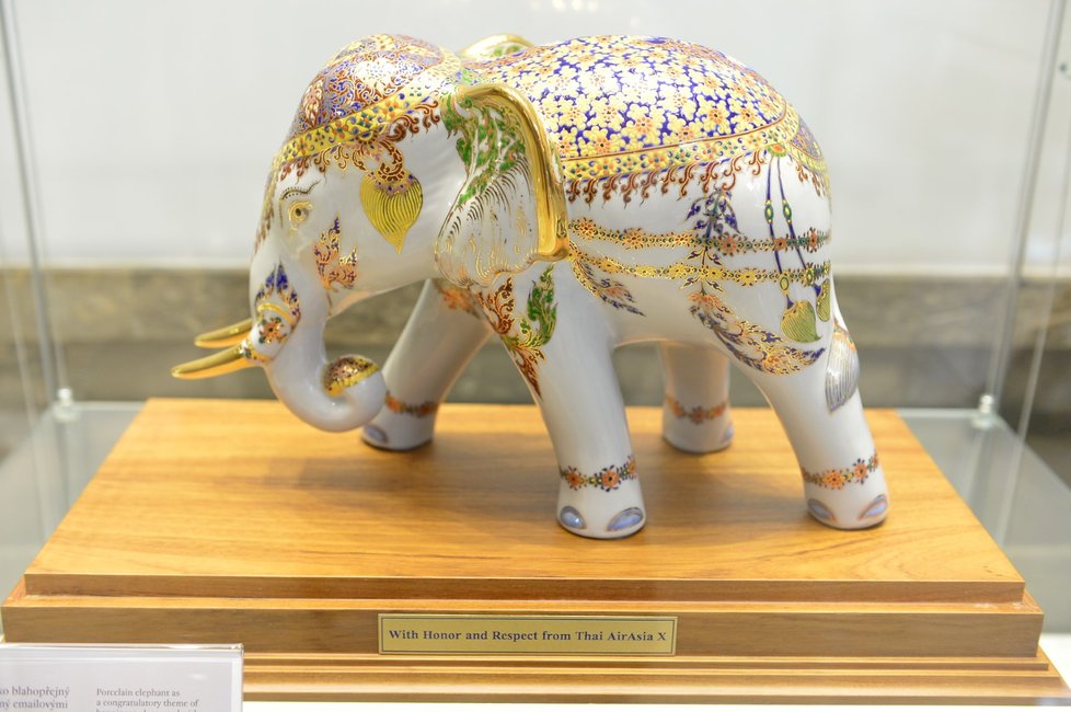 Porcelánový slon jako blahopřejný motiv štěstí ozdobený emailovými barvami. Dar od letecké společnosti Thai Air Asia. (8. 5. 2019)