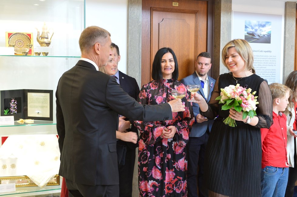 Premiér Andreje Babiš s kurátorkou výstavy, na které jsou k vidění dary pro premiéra od zahraničních politiků, které navštívil (8. 5. 2019)