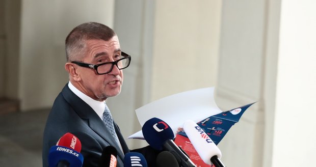 Babiš u Zemana na Hradě řešil zdraví a Čapí hnízdo. Prezidentovi přinesl i agitku