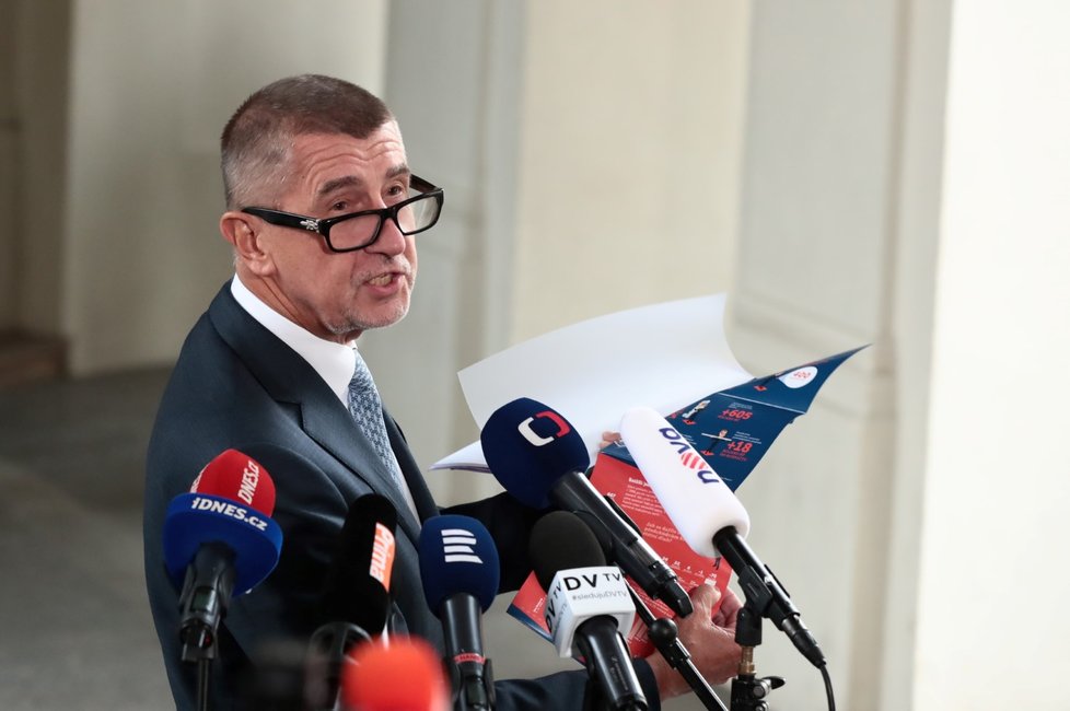 Šéf hnutí ANO Andrej Babiš odmítá kritiku pracovních podmínek v jeho drůbežárně ve Vodňanech.