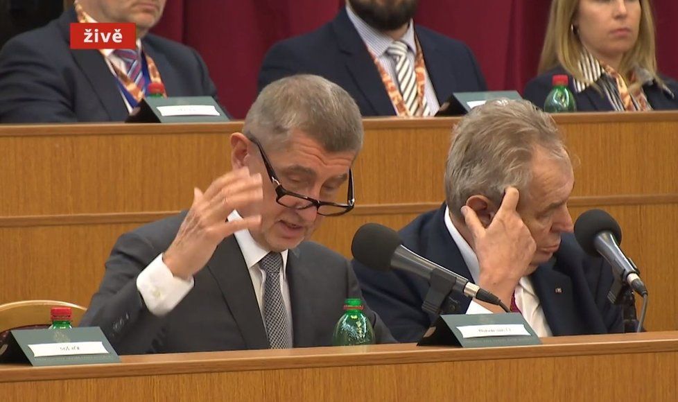 Premiér Andrej Babiš (ANO, vlevo) a prezident Miloš Zeman na Velitelském shromáždění v Praze (20. 11. 2019)