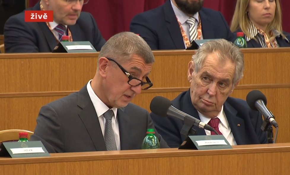 Premiér Andrej Babiš (ANO, vlevo) a prezident Miloš Zeman na velitelském shromáždění v Praze (20. 11. 2019)