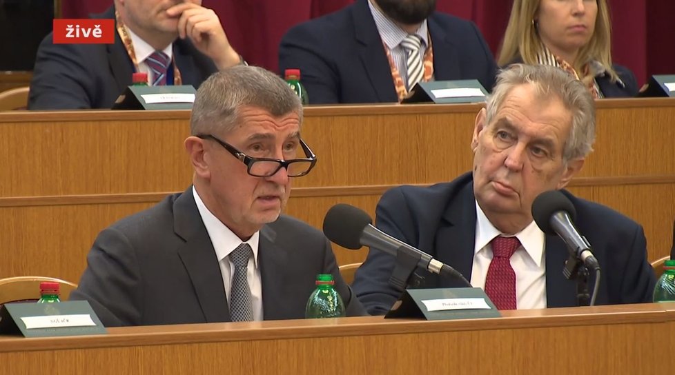 Premiér Andrej Babiš (ANO, vlevo) a prezident Miloš Zeman na Velitelském shromáždění v Praze (20. 11. 2019)