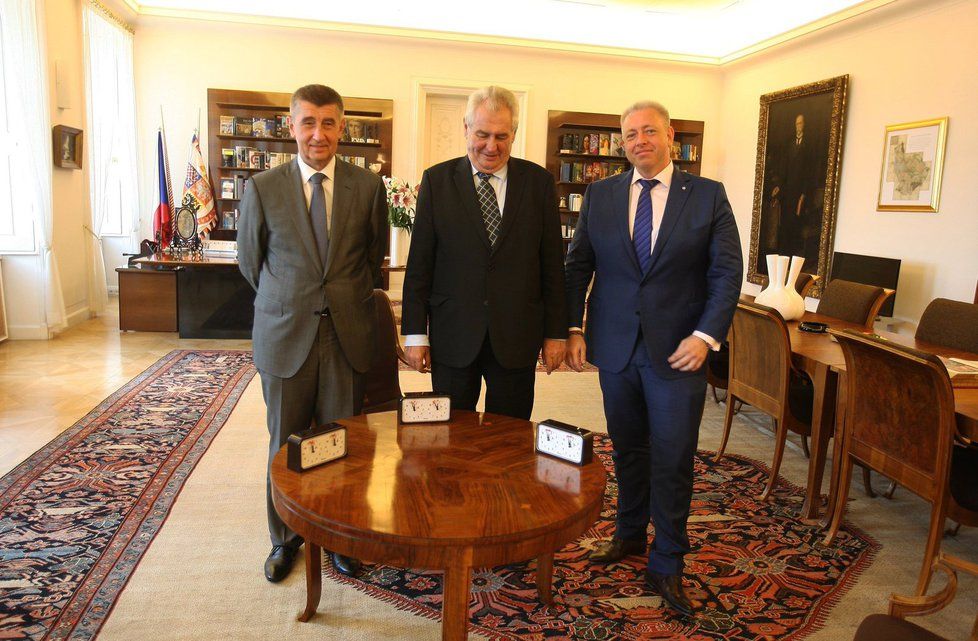 Znesváření u prezidenta: Zleva vicepremiér Andrej Babiš (ANO), hlava státu Miloš Zeman a ministr vnitra Milan Chovanec (ČSSD)