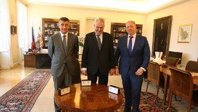 Zleva vicepremiér Andrej Babiš (ANO), prezident Miloš Zeman a ministr vnitra Milan Chovanec (ČSSD) u šachových hodin