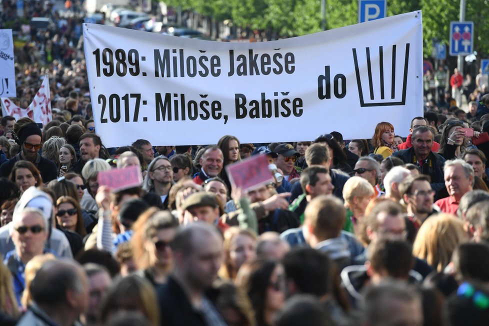 Lidé proti Miloši Zemanovi a Andreji Babišovi demonstrovali v Praze, Brně, Liberci i dalších městech Česka