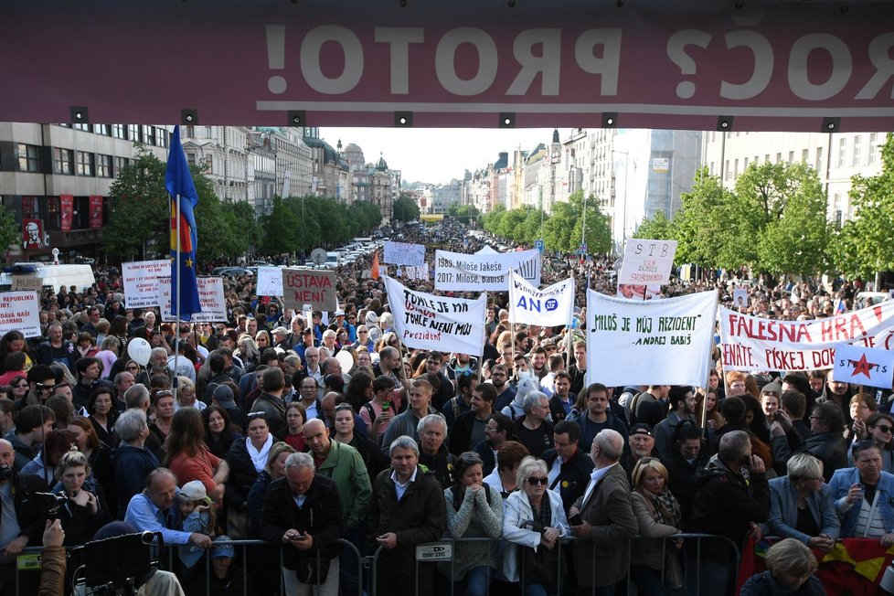 Lidé proti Miloši Zemanovi a Andreji Babišovi demonstrovali v Praze, Brně, Liberci i dalších městech Česka