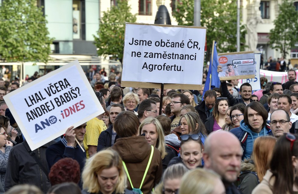 Lidé proti Miloši Zemanovi a Andreji Babišovi demonstrovali v Praze, Brně, Liberci i dalších městech Česka