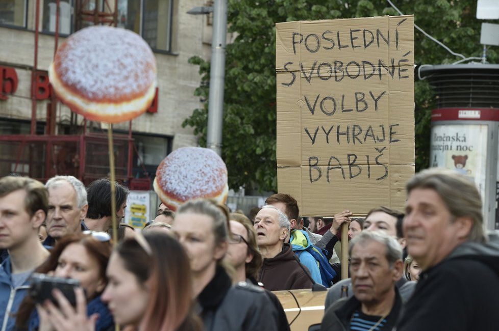 Lidé proti Miloši Zemanovi a Andreji Babišovi demonstrovali v Praze, Brně, Liberci i dalších městech Česka