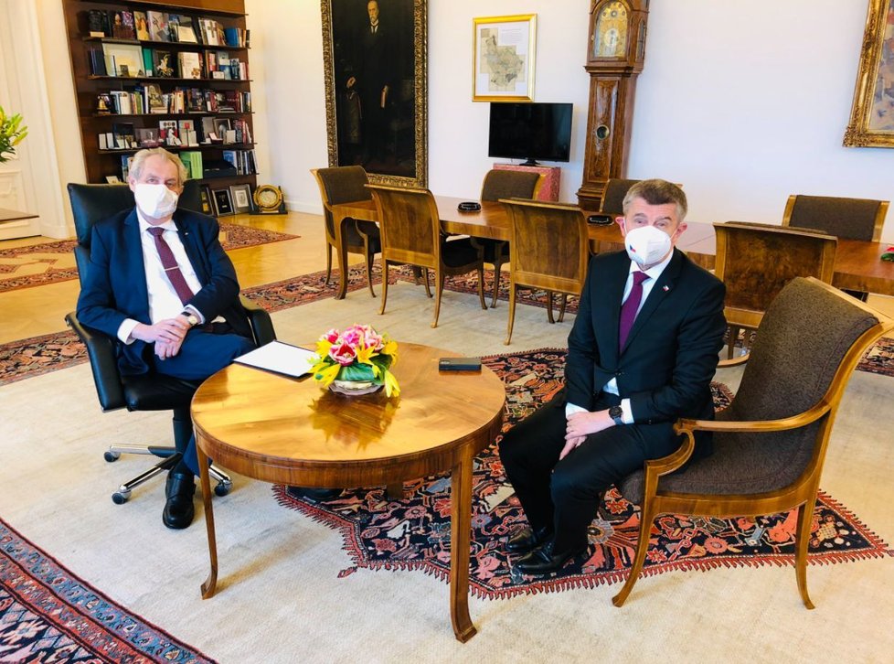 Premiér Andrej Babiš (ANO, vpravo) u prezident Miloše Zemana (19. 5. 2021)