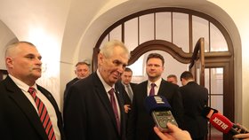 Miloš Zeman ve Sněmovně. Při odchodu novinářům sdělil, že bude chtít po Babišovi stojedničku.