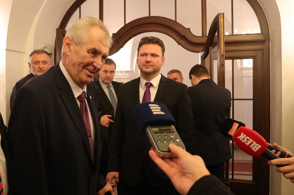 Prezident Miloš Zeman při návštěvě Sněmovny. Přivítal ho Radek Vondráček.