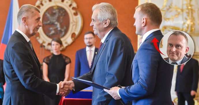 Zleva premiér Andrej Babiš, prezident Miloš Zeman a hradní protokolář Vladimír Kruliš