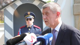 Babiš zamíří za Zemanem ve středu do Lán sám. Hamáček řekl, proč je rád 