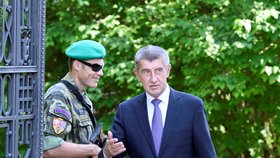 Andrej Babiš odchází ze schůzky s prezidentem Milošem Zemanem na zámku v Lánech. Sešli se 31. května 2018. Babiš už ví, že bude znovu jmenovaný premiérem 6. června ve 14 hodin