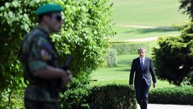 Ze schůzky s Milošem Zeman šel premiér Andrej Babiš zahradou lánského zámku opět pěšky