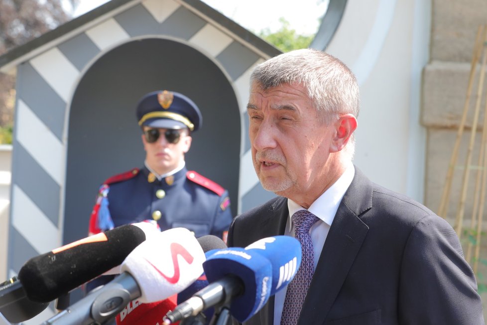 Premiér v demisi Andrej Babiš bude znovu jmenovaný premiérem 6. června ve 14 hodin. Termín mu oznámil na zámku v Lánech prezident Miloš Zeman