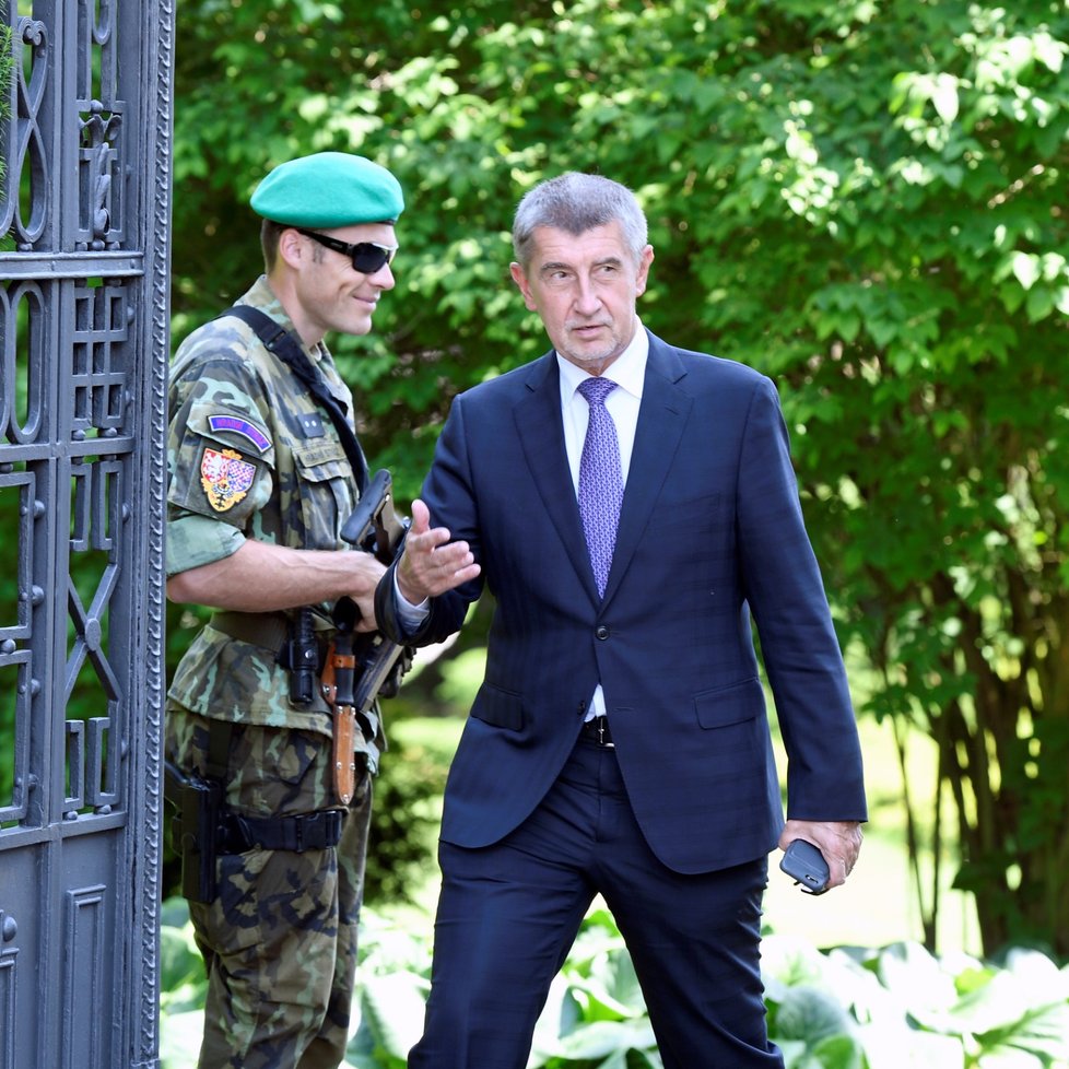 Andrej Babiš odchází ze schůzky s prezidentem Milošem Zemanem na zámku v Lánech. Sešli se 31. května 2018. Babiš už ví, že bude znovu jmenovaný premiérem 6. června ve 14 hodin