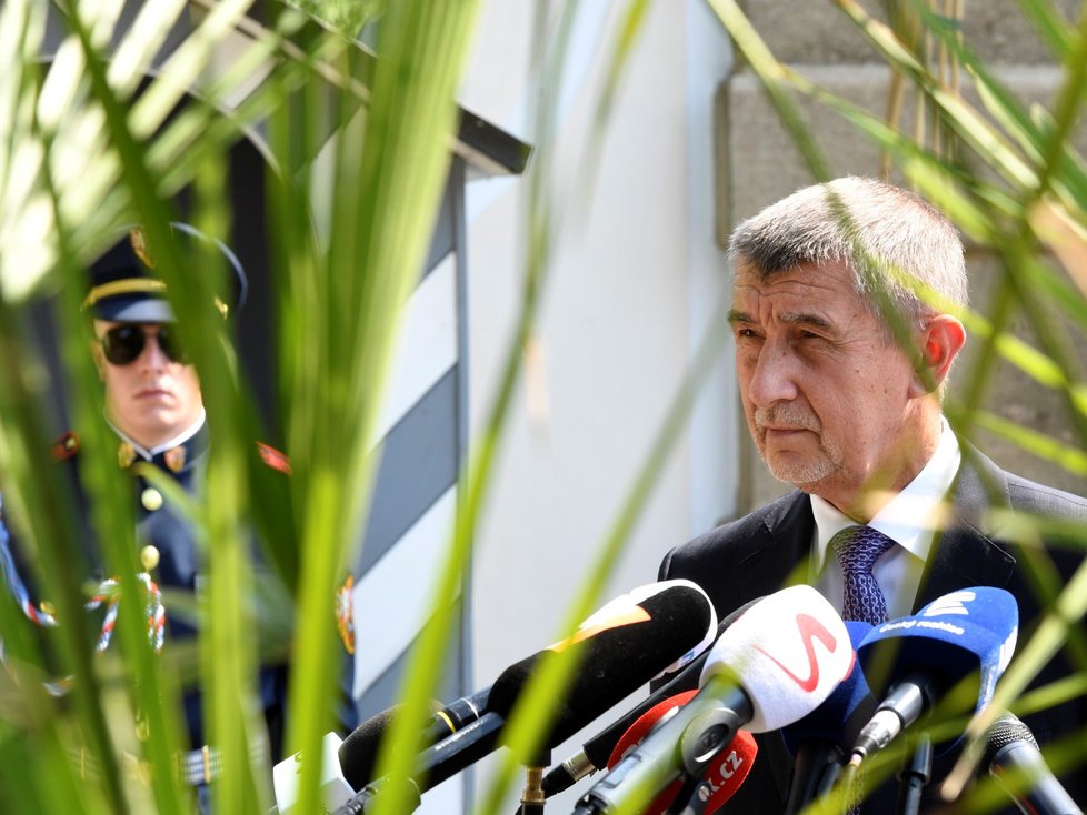 Po schůzce s prezidentem Zemanem odpovídal Andrej Babiš před bránou lánského zámku tradičně na dotazy novinářů