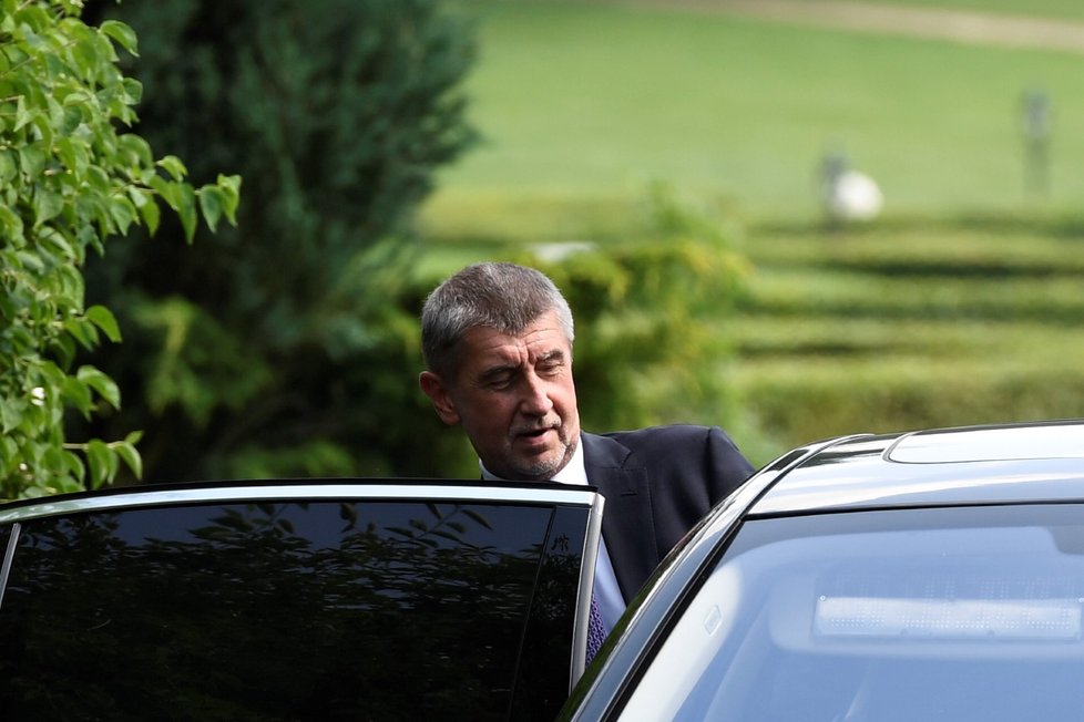 Po krátké tiskové konferenci premiér Andrej Babiš odjel z Lán vládní limuzínou (31. 5. 2018)