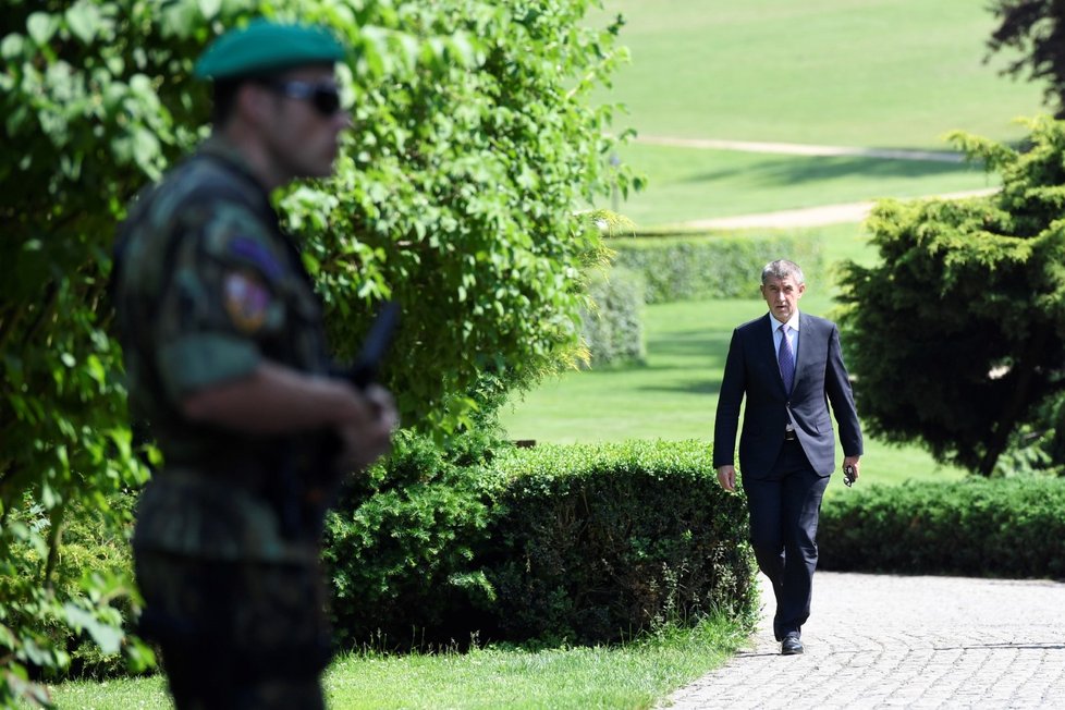 Ze schůzky s Milošem Zeman šel premiér Andrej Babiš zahradou lánského zámku opět pěšky