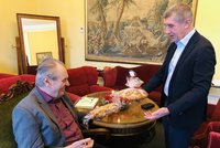 Zeman v Lánech přijal Babiše. Ten o třetí adventní neděli donesl vánočku z restaurace