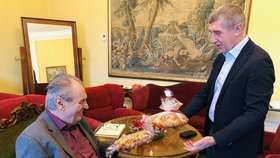 Zeman v Lánech přijal Babiše. Ten o třetí adventní neděli donesl vánočku z restaurace