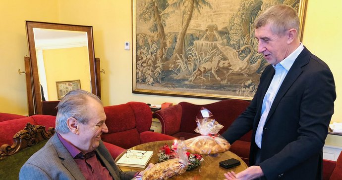 Zeman v Lánech přijal Babiše. Ten o třetí adventní neděli donesl vánočku