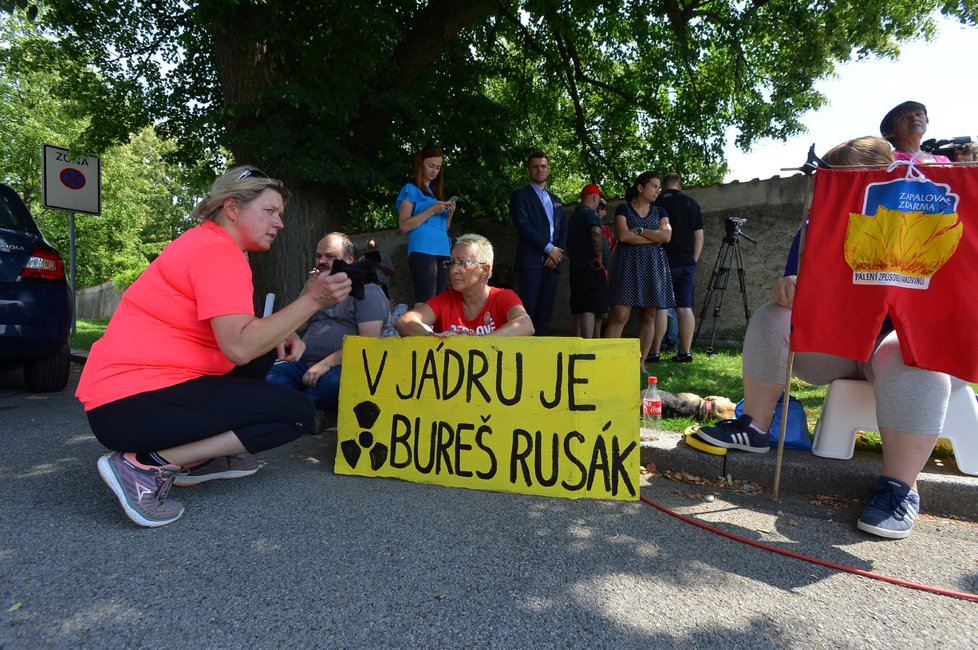Protest proti Babišovi a Zemanovi během schůzky v Lánech 17.6.2018
