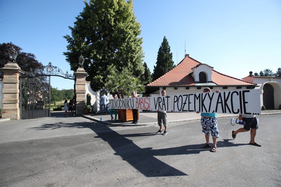 Premiér Babiš dorazil do Lán za prezidentem Milošem Zemanem. Před lánským zámkem proti Babišovi protestovalo několik občanů s transparenty. (24. 7. 2019)