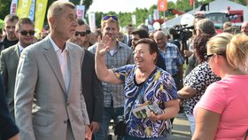 Premiér Babiš přijel na Zemi živitelku: Vyrazil do průvodu s mažoretkami a jezevcem