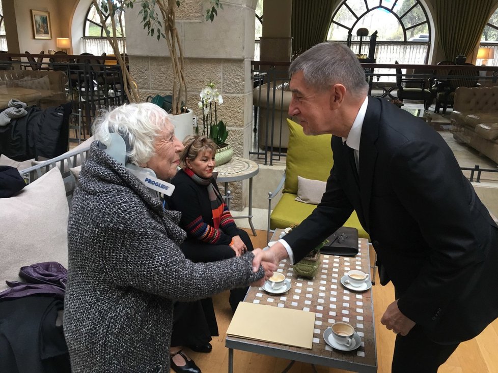 Premiér Andrej Babiš (ANO) v Izraeli se ženami, které unikly řádění nacistů (23. 1. 2020)