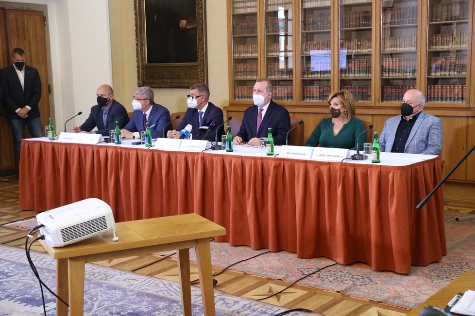 Rektor Univerzity Karlovy Tomáš Zima s předsedou vlády Andrejem Babišem na tiskové konferenci o dostavbě univerzitního Kampusu Albertov.