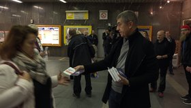 Andrej Babiš rozdává letáky v pražském metru