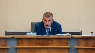 Vláda žene deficit pod tříprocentní strop, někde bude muset najít 115 miliard. Naštve své voliče? Vláda žene deficit pod tříprocentní strop, někde bude muset najít 115 miliard. Naštve své voliče?