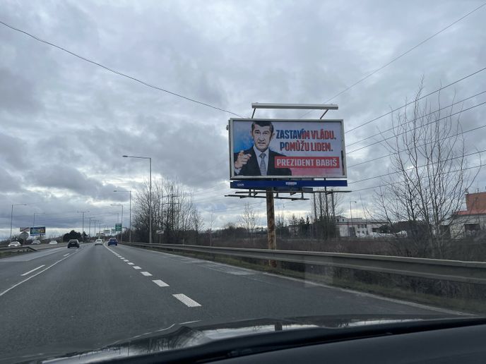 Billboard Andreje Babiše, na kterém voličům avizuje, že zastaví současnou vládu.